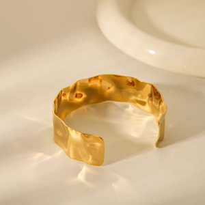 Bracciale rigido aperto in acciaio inossidabile 18K con finitura martellata ondulata