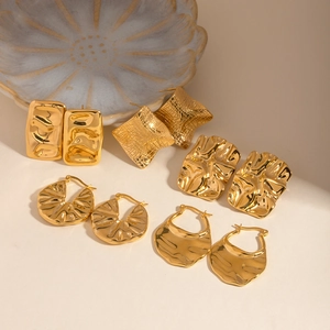Set di cinque paia di orecchini in acciaio inossidabile placcato oro 18K con design lava