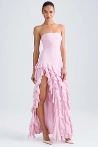 Détail des volants élégants et de la fente latérale haute d'une robe de soirée rose