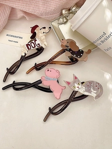 Détail de pinces à cheveux chien et chat mignonnes en acrylique beige et marron