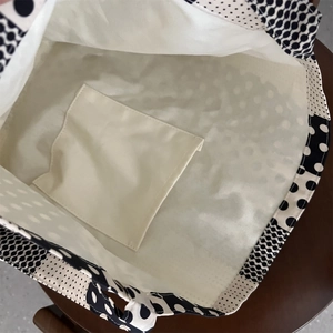 Dettaglio interno della borsa in tela a pois con tasca interna e fodera in tessuto