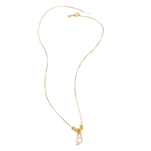 Dettaglio della collana a catena box dorata con pendente a forma di otto e cristalli