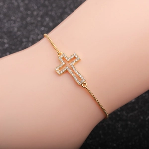 Elegante bracciale a croce dorata per donna con zirconi micro-pavé su catena veneziana