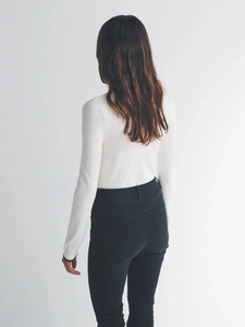 Gilet en maille côtelée blanche ajustée pour femme avec col rond et manches longues