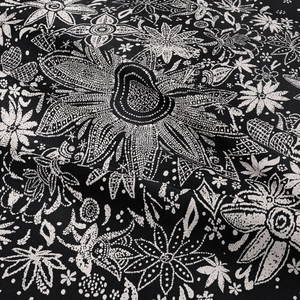 Arazzo bohémien bianco e nero con motivi mandala floreali e raffinati drappeggi in tessuto
