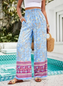 Détail du pantalon large à imprimé floral bleu avec taille haute élastique sur modèle