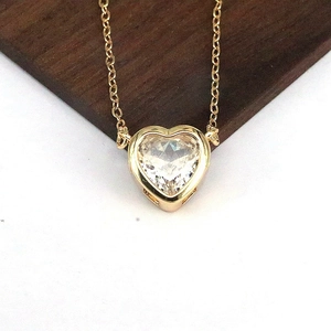Collana vintage dorata con ciondolo a cuore in zircone trasparente e catena a onde d'acqua