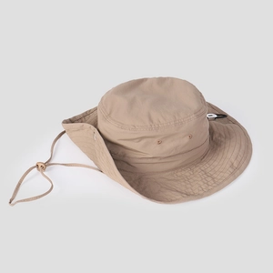 Détails du chapeau de soleil kaki avec évents métalliques et coutures de bord renforcées