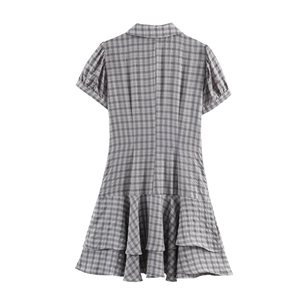 Robe à carreaux gris et blanc à manches courtes avec jupe à volants vue de dos