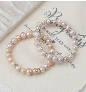 Dettaglio dei bracciali di perle d'acqua dolce rosa con distanziatori di strass lucidi