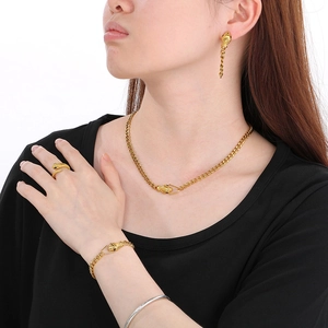 Détail du mannequin portant un collier tête de serpent et un ensemble chaîne gourmette