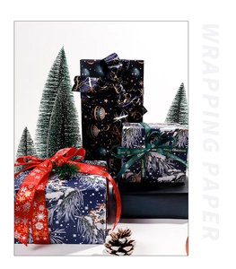 Détail macro du papier cadeau de Noël imperméable avec ruban doré sur des boîtes