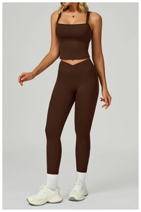 Détail du legging de yoga taille haute avec poche latérale et design croisé à la taille