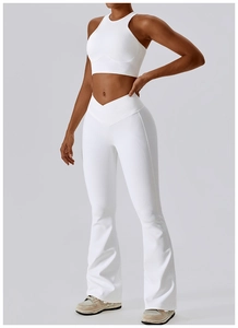 Vue détaillée du pantalon de yoga évasé blanc à taille croisée et brassière côtelée