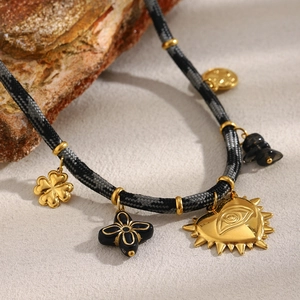 Collier en corde tressée noire avec pendentifs cœur et œil plaqués or 18 carats