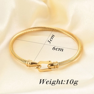 Detalle de brazalete de cable en oro de 18K con cierre de herradura y medidas