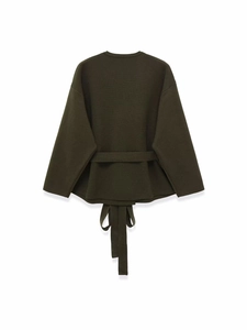 Détail d'une veste en maille vert olive avec ceinture assortie et texture de qualité