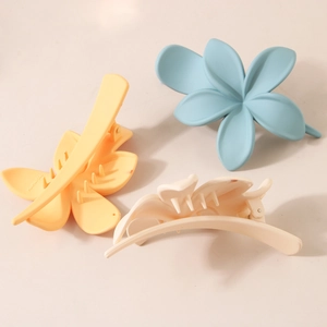 Trois pinces à cheveux fleur mat en jaune, bleu et beige avec ressort en métal