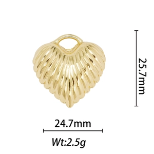Détail d'un pendentif cœur doré avec texture rayée et spécifications de taille