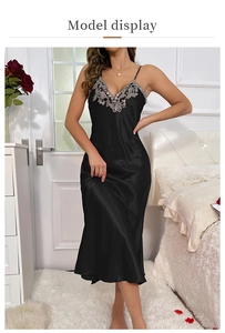 Détail de la nuisette en satin noir avec dentelle argentée et broderies florales