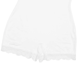 Gros plan sur la dentelle blanche d'un body de yoga dos nu en tissu doux