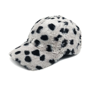 Gros plan détaillé d'une casquette en peluche léopard avec texture douce en fourrure