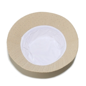 Détail du chapeau de soleil beige avec paillettes, doublure et bande de transpiration
