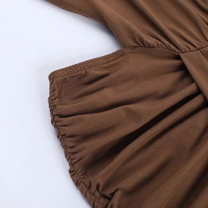 Détail du tissu marron foncé avec des fronces fines et des coutures de haute précision