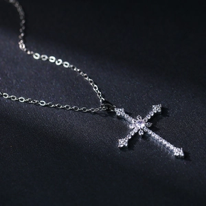 Elegante zilveren sterrenkruis hanger ketting met fonkelende zirkonia kristallen op de achtergrond