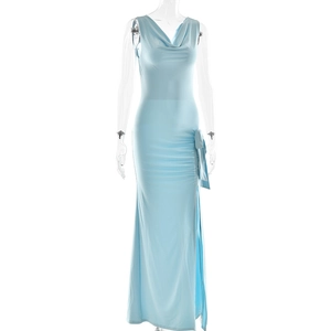 Détail de robe fendue bleu clair sans manches avec col bénitier et nœud décoratif