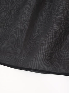 Vista macro dettagliata della trama in rete nera e dell'orlo del vestito