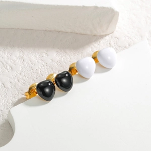 Boucles d'oreilles cœur minimalistes en émail noir et blanc avec tiges en argent S925 doré