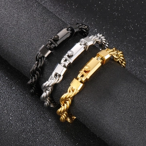 Vista dettagliata di bracciali in metallo intrecciato nero, argento e oro con chiusura a scatto