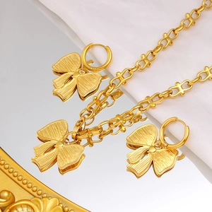 Elegantes Set aus goldener Schleife-Halskette und Ohrringen mit gebürsteter Textur