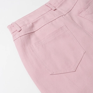 Détail de la poche arrière et des coutures de taille du pantalon rose style Y2K