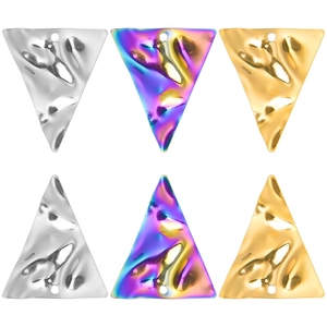 Détail de pendentifs triangulaires martelés en finitions or, argent et arc-en-ciel