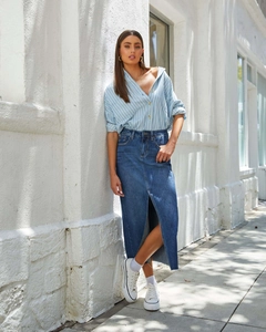 Dettaglio della gonna lunga in denim con vita alta e spacco frontale alla moda