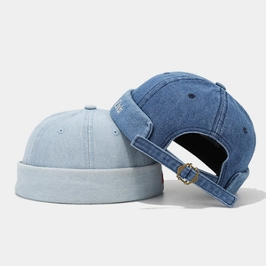 Bonnet docker rétro en denim avec broderie en bleu clair et foncé avec boucle métal