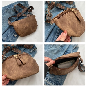Détails du sac besace marron vintage avec sangle brodée et fermeture éclair métal