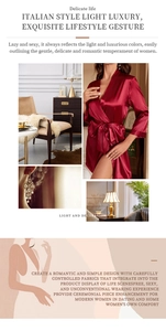 Détail du peignoir en satin bordeaux montrant la texture soyeuse et la ceinture