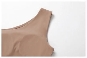 Détail du débardeur de yoga sans couture écologique avec larges bretelles terreuses