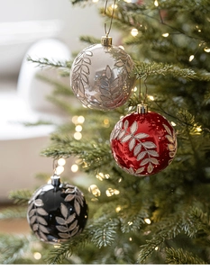 Dettaglio di palline di Natale da 8cm con foglie glitterate rosse e argento