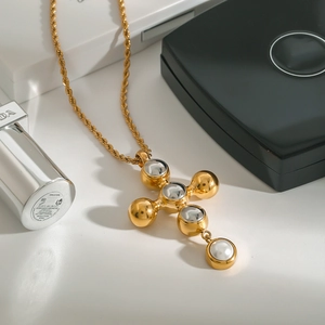Collier luxe avec pendentif croix en acier inoxydable doré et perles élégantes