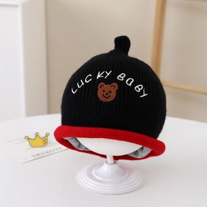 Détail du bonnet d'hiver pour bébé avec broderie ours et texte Lucky Baby brodé