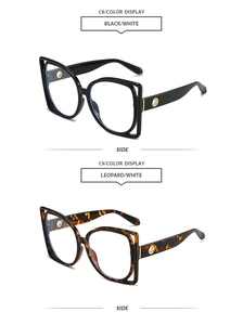 Gros plan de lunettes de soleil carrées en noir et motif léopard sur fond blanc pur