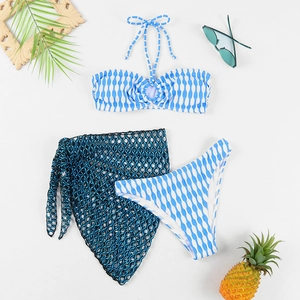Gros plan sur l'ensemble bikini à rayures bleu et blanc avec paréo de plage en maille noire