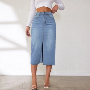 Detail van de high-waist denim midi-rok met voorsplit en gerafelde zoom ontwerp