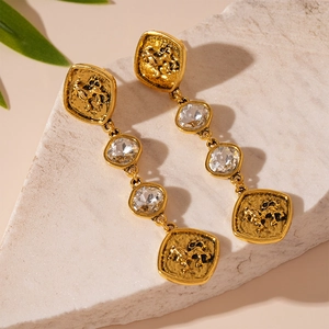 Gros plan de boucles d'oreilles lion vintage avec glands géométriques et cristaux brillants