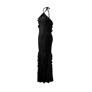 Détail du décolleté dos nu et des volants élégants sur cette robe de soirée noire longue