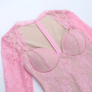 Detalle del vestido de encaje rosa con textura calada y cierre de cremallera trasera